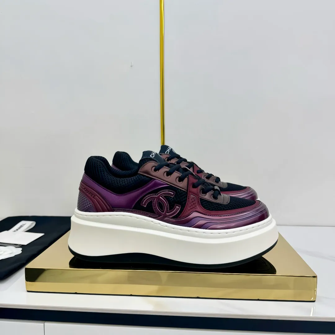 👟👟Ex-factory price 680👟👟 Upgraded version, upgraded version, upgraded version! No rebuttal accepted! ! ! ! Chanel Chanel panda shoes! 2025 counter's top casual sports shoes. This classic design; the upper is electro-embroidered with a variety of techniques; the outsole is fashionable and sporty; the unusual inclusion of a variety of color matching elements... The diversified mix and match is very good-looking and versatile, and can be used for leisure, fashion, sports, and outdoor... ꫛꫀꪝ Go➫ Materials: ❶Upper made of: original imported first-layer silk cowhide + original waterproof cloth + original first-layer cowhide ❷Inner lining: Original Yangli+Net ❸Outsole based on: Original TPU combination outsole Counter boutique packaging complete set for women 35–41 👉 👉 👉 👉 👉 👉 👉